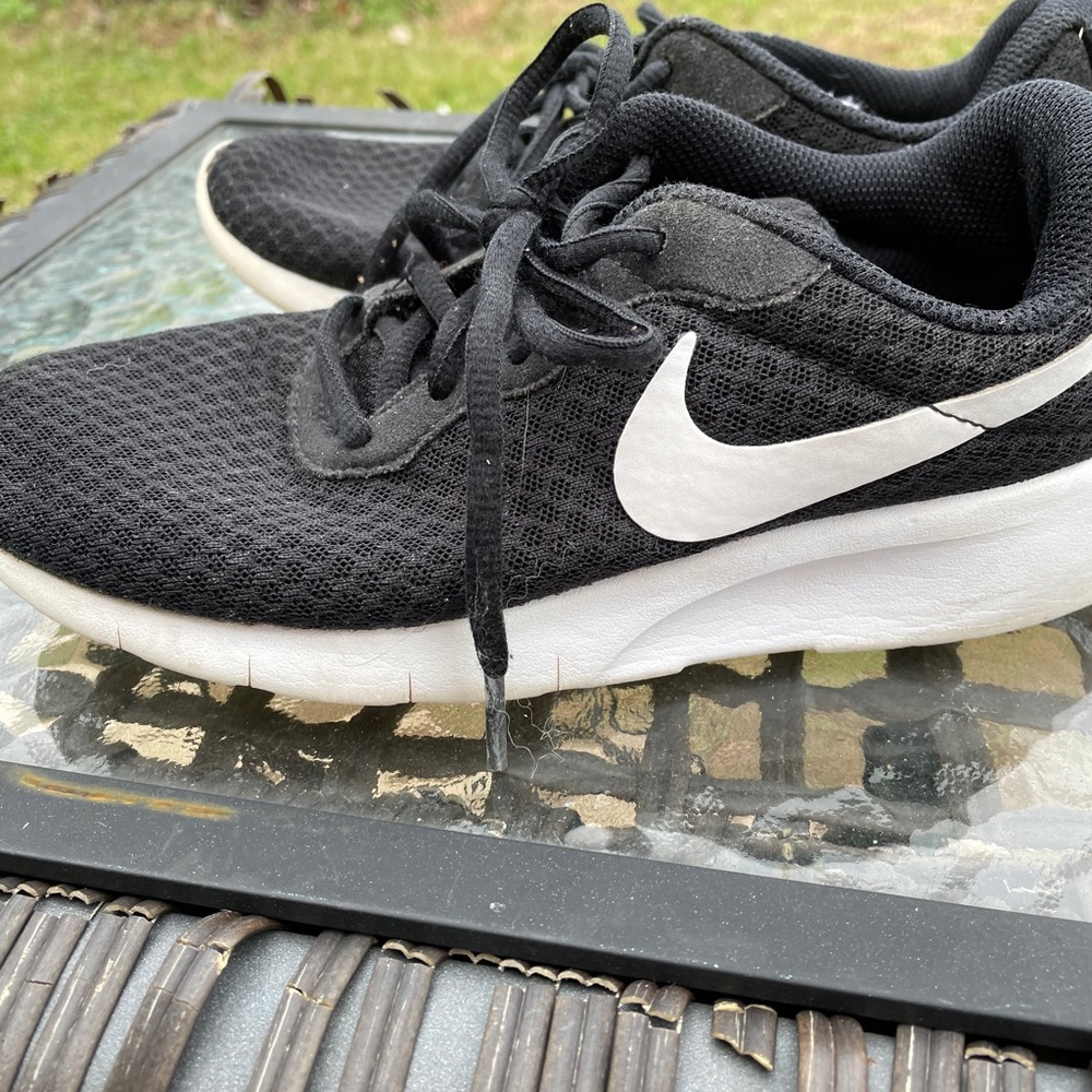 Nike black and white shoes - Picture 8 of 8